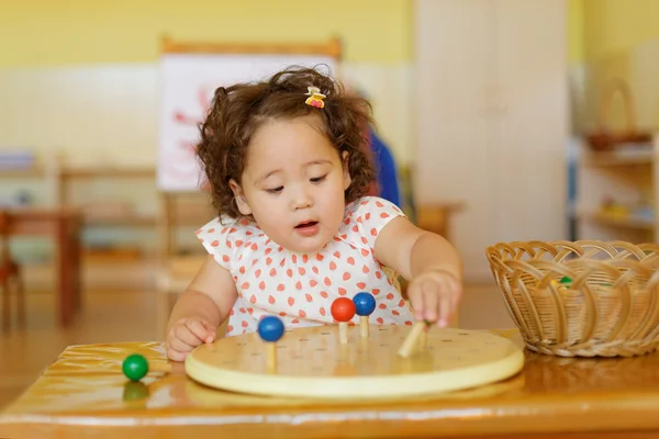 Rękę dziecko grając w centrum rozwoju dzieci — Zdjęcie stockowe
