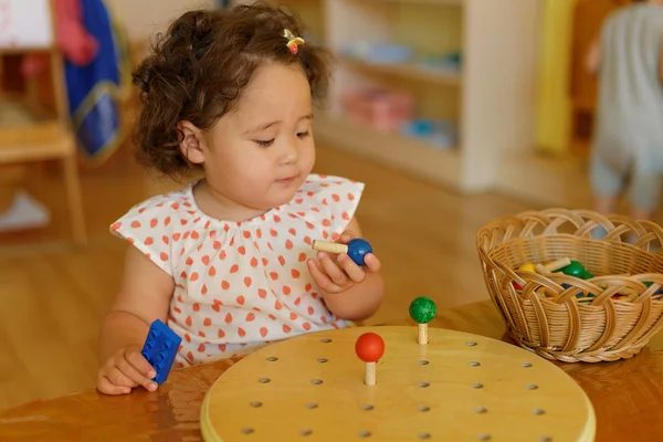 Kazak kıvırcık kız çocuk gelişim Merkezi'nde oynamaktan