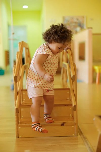 Kazakiska curly flicka som leker barnen utveckling Center — Stockfoto