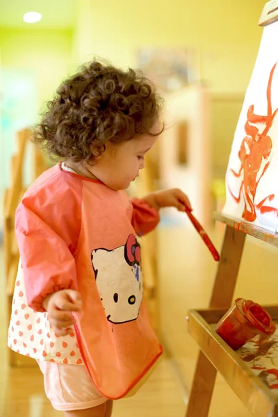 Kazak kıvırcık kız çocuk gelişim Merkezi'nde oynamaktan