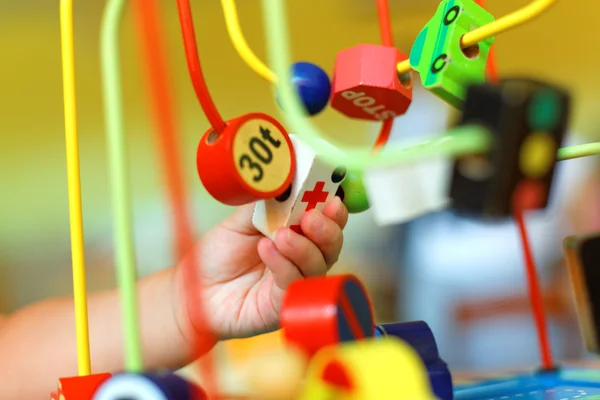 Mano del niño jugando en el centro de desarrollo de los niños —  Fotos de Stock