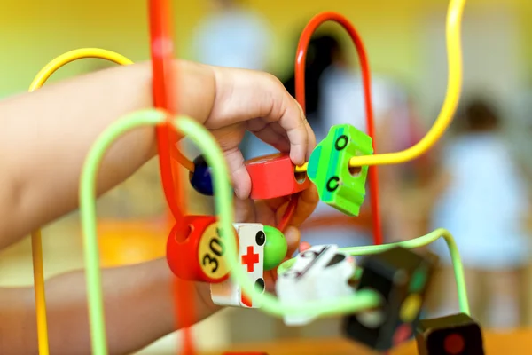 Mano del niño jugando en el centro de desarrollo de los niños —  Fotos de Stock