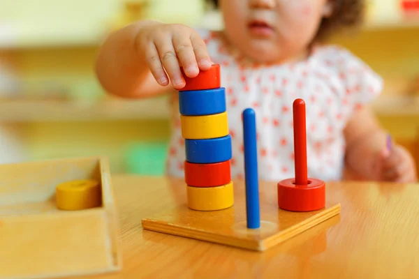 Kazakh ragazza riccia giocare in bambini centro di sviluppo — Foto Stock