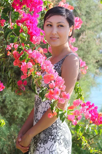 Hermosa mujer kazakh en el jardín de flores —  Fotos de Stock