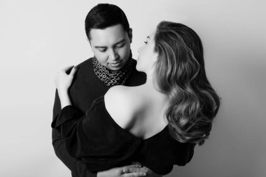 Güzel Kazak erkek ve kadın stüdyoda poz. Aşk hikayesi