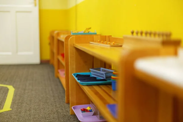 Kasachisches lockiges Mädchen spielt im Entwicklungszentrum für Kinder — Stockfoto