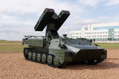 Askeri makineleri, arabalar ve tanklar Sergisi. Ağır metal, silah.