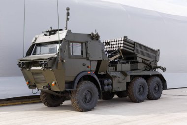 Askeri makineleri, arabalar ve tanklar Sergisi. Ağır metal, silah.