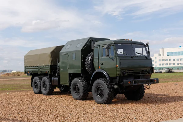 Askeri makineleri, arabalar ve tanklar Sergisi. Ağır metal, silah.