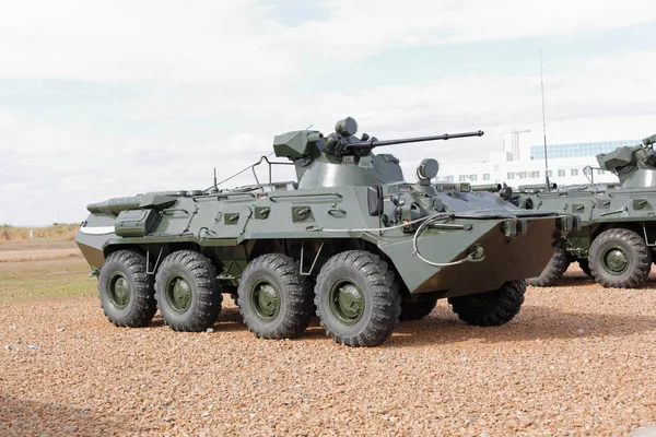 Máquinas militares, coches y tanques en la exposición. Metal pesado, arma . — Foto de Stock