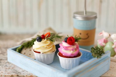 Meyveler ve çiçekler ile cupcakes