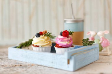 Meyveler ve çiçekler ile cupcakes