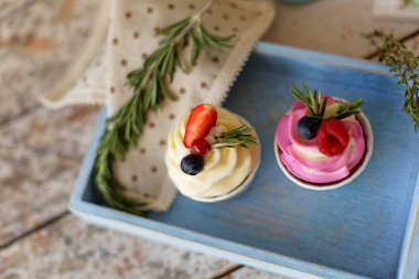 Meyveler ve çiçekler ile cupcakes