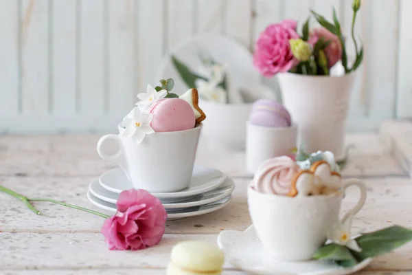 Kopje koffie en thee met koekjes en macarone — Stockfoto