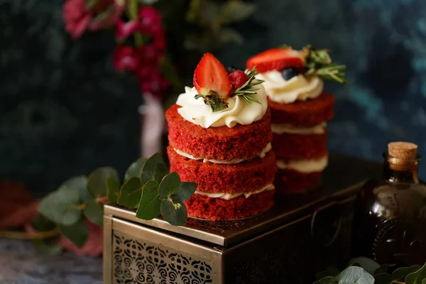 Tatlı ve lezzetli ekmek. Tart ve kekler masanın üzerine