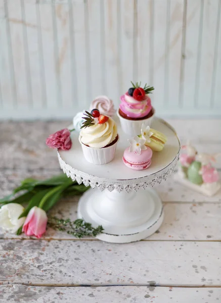Cupcakes with berries and flowers — Stock Photo, Image