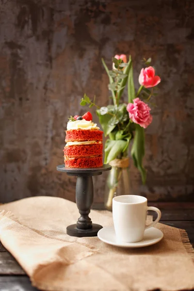 Zoete en lekkere Bakker. Taarten en gebak op tafel — Stockfoto