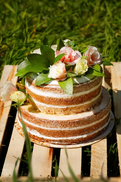 Tasty summer cake on wooden ground — Stock Photo, Image