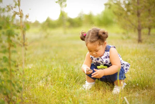 Kazako ricci bella bambina nel parco — Foto Stock