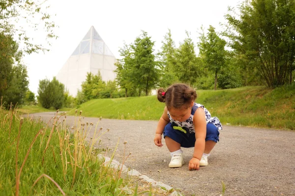 Kazako ricci bella bambina nel parco — Foto Stock