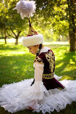 Güzel Kazak kadın ulusal kostüm