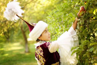 Güzel Kazak kadın ulusal kostüm