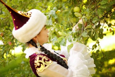 Güzel Kazak kadın ulusal kostüm