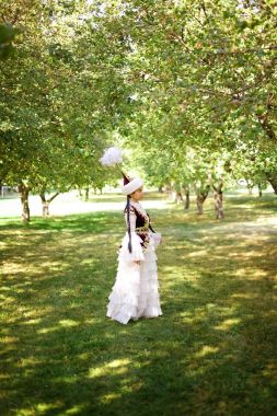 Güzel Kazak kadın ulusal kostüm