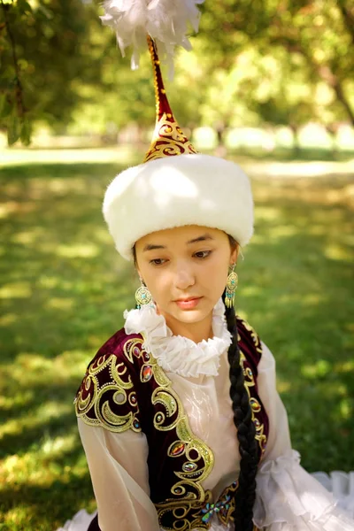 Mulher kazakh bonita em traje nacional — Fotografia de Stock