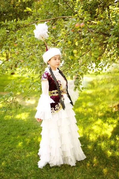 Mulher kazakh bonita em traje nacional — Fotografia de Stock