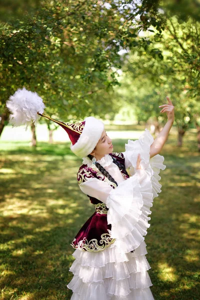 Hermosa mujer kazakh en traje nacional — Foto de Stock