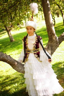 Güzel Kazak kadın ulusal kostüm