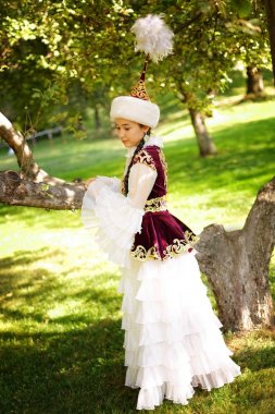 Güzel Kazak kadın ulusal kostüm