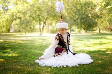 Güzel Kazak kadın ulusal kostüm
