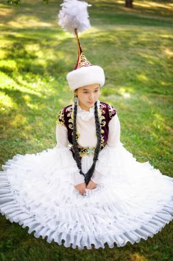 Güzel Kazak kadın ulusal kostüm