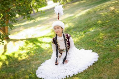 Güzel Kazak kadın ulusal kostüm