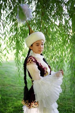 Güzel Kazak kadın ulusal kostüm