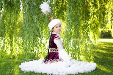 Güzel Kazak kadın ulusal kostüm