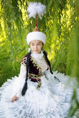 Güzel Kazak kadın ulusal kostüm