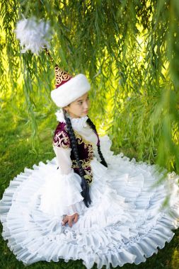 Güzel Kazak kadın ulusal kostüm
