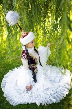 Güzel Kazak kadın ulusal kostüm