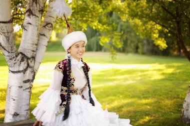 Güzel Kazak kadın ulusal kostüm