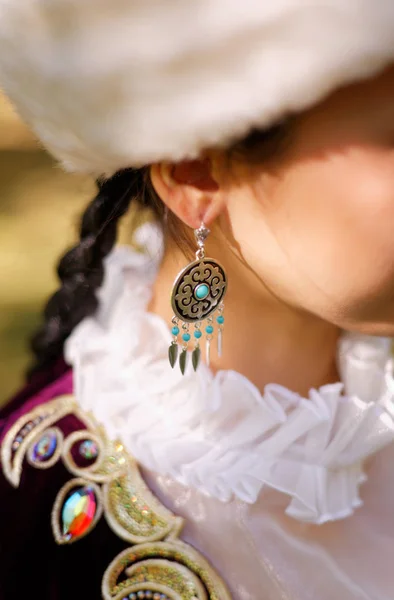 Красивая казахская женщина в национальном костюме — стоковое фото