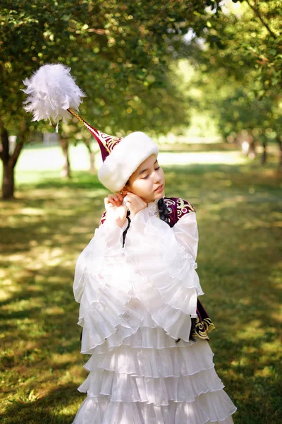 Vacker kazakiska kvinna i Folkdräkt — Stockfoto