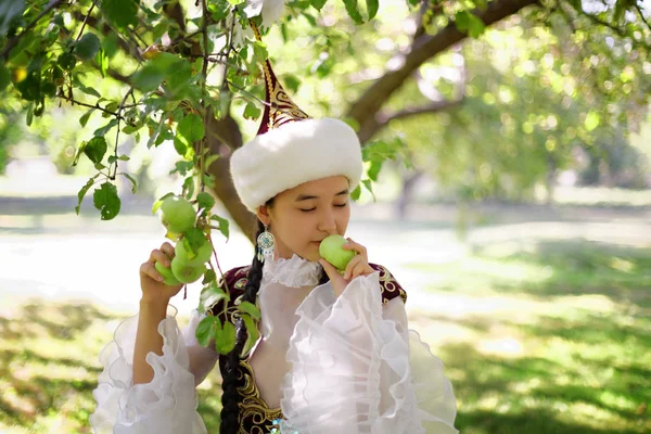 Красивая казахская женщина в национальном костюме — стоковое фото
