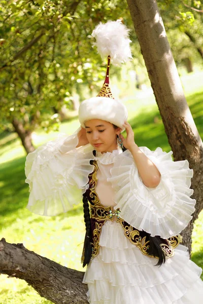 Hermosa mujer kazakh en traje nacional — Foto de Stock