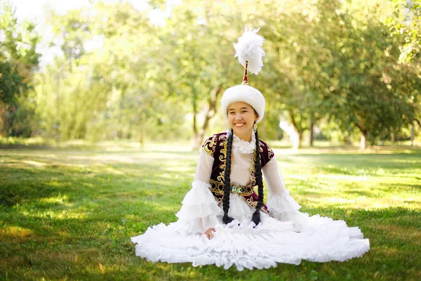 Güzel Kazak kadın ulusal kostüm — Stok fotoğraf
