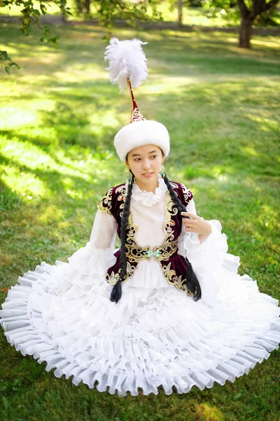 Красива казахська жінка в національному костюмі — стокове фото