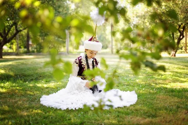 Güzel Kazak kadın ulusal kostüm — Stok fotoğraf