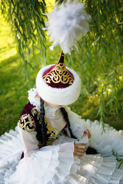 Güzel Kazak kadın ulusal kostüm — Stok fotoğraf
